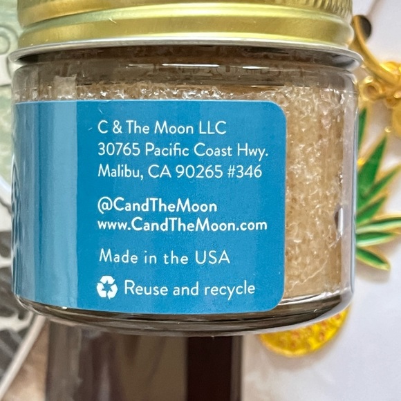 Beachly box winter 2023 items - nail file set, body scrub and keychain. - Picture 3 of 4